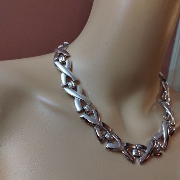 Beautiful women's unsigned x necklace jewelry - Picture 2 of 7